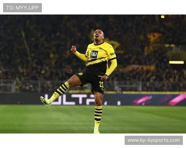 多特马伦单骑突破后冷静抽射：足球场上的艺术与激情